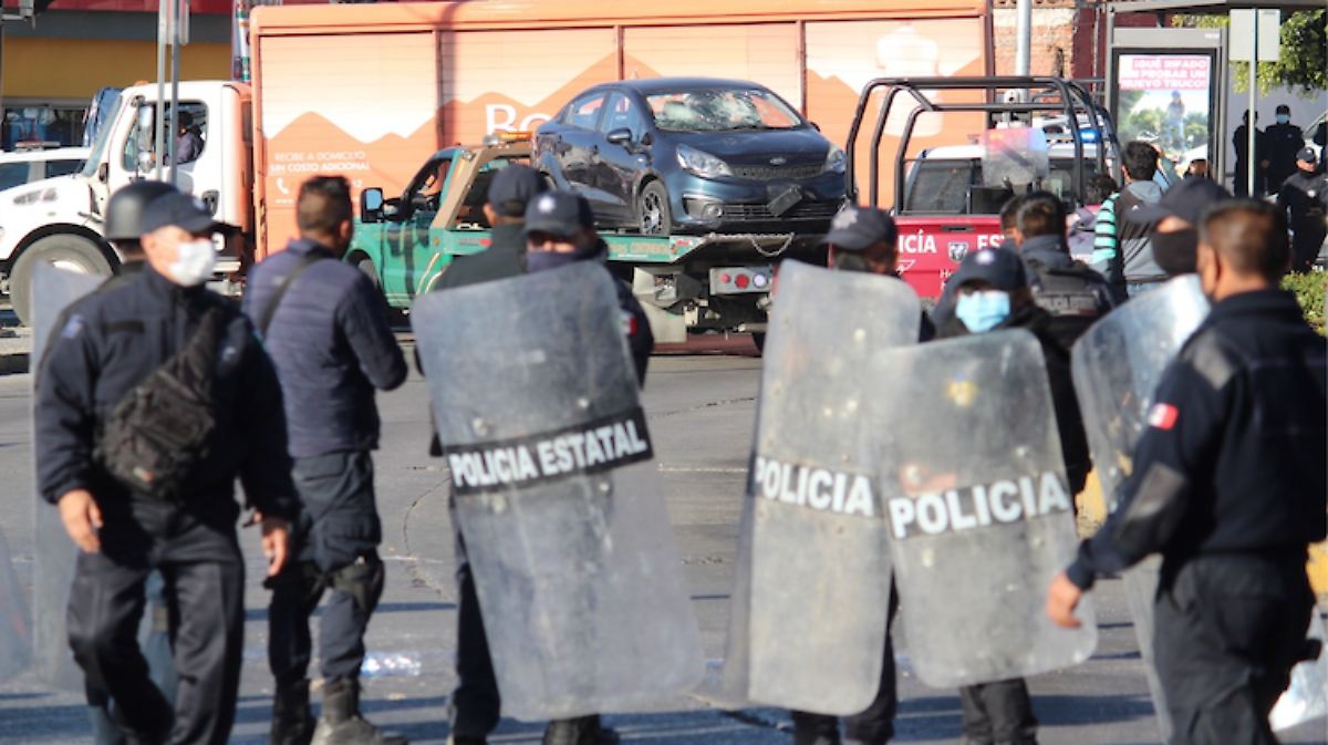 Bloqueo de conductores de Uber en Puebla termina en golpes; hay un detenido 2 ok